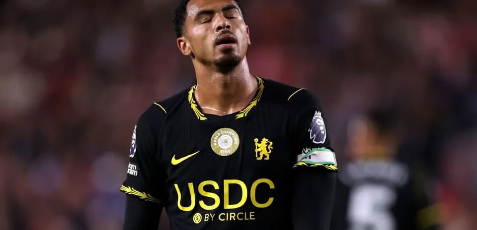 Joueur de Chelsea en maillot noir sur le terrain