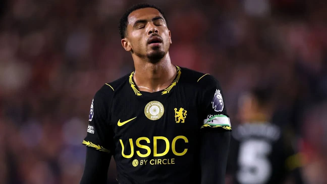 Joueur de Chelsea en maillot noir sur le terrain