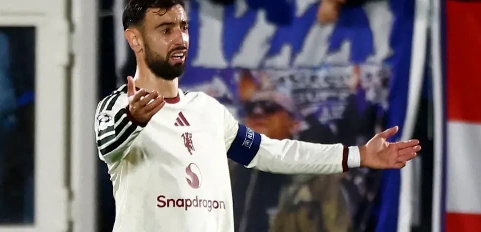 Joueur levant les bras lors d'un match de football
