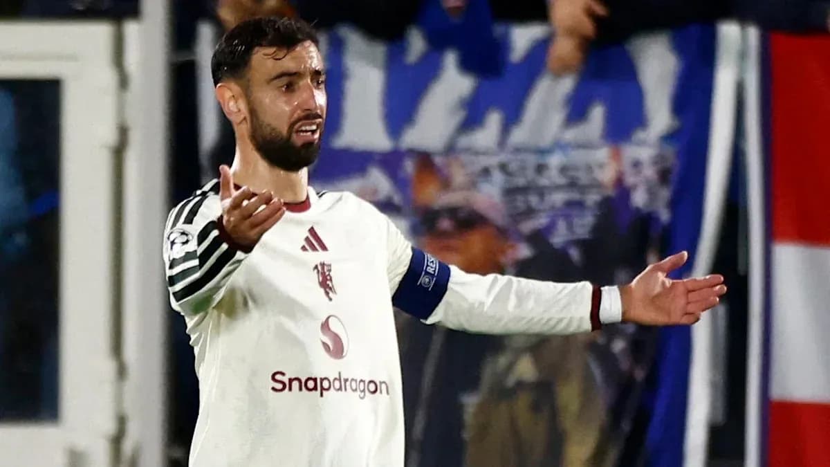 Joueur levant les bras lors d'un match de football