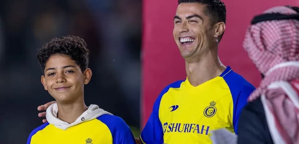 Cristiano Ronaldo et un jeune garçon souriant ensemble