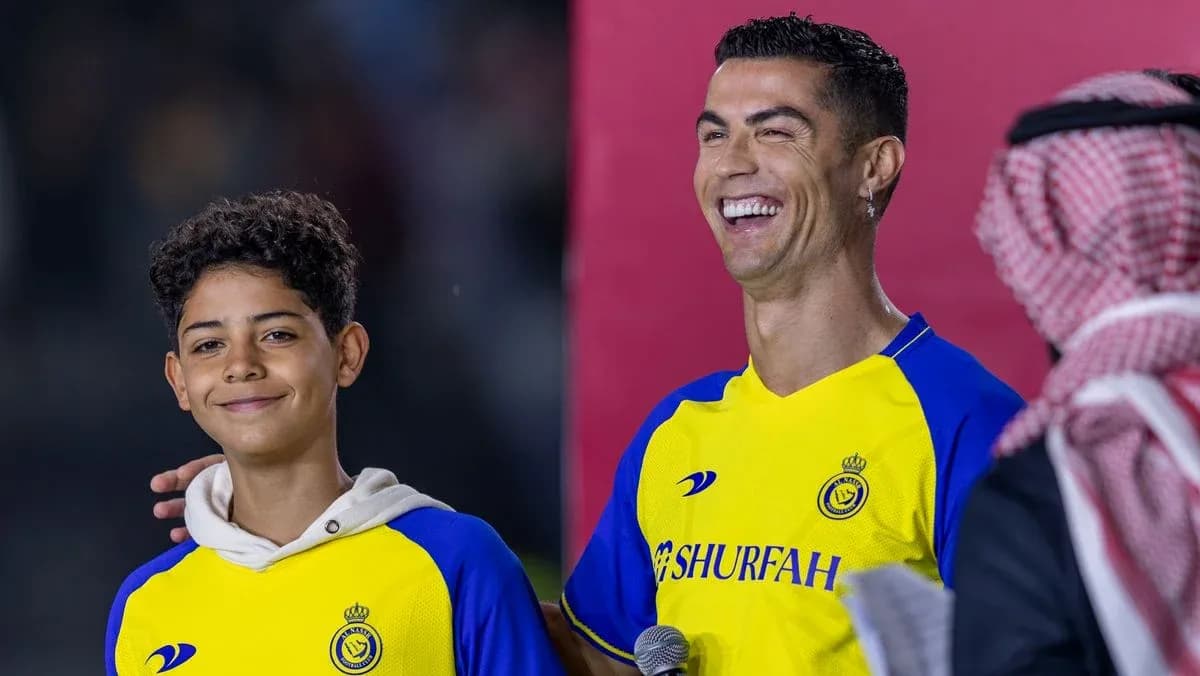 Cristiano Ronaldo et un jeune garçon souriant ensemble