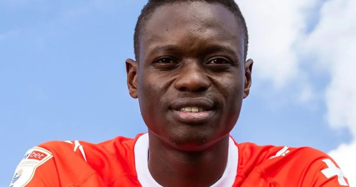 Joueur souriant en maillot rouge sur fond bleu