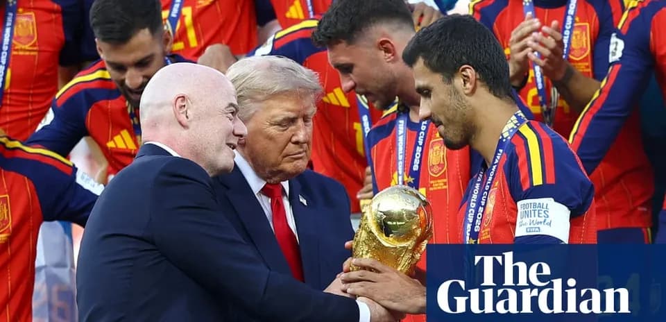 Remise du trophée de la Coupe du Monde à l'équipe espagnole