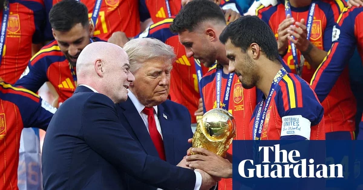 Remise du trophée de la Coupe du Monde à l'équipe espagnole