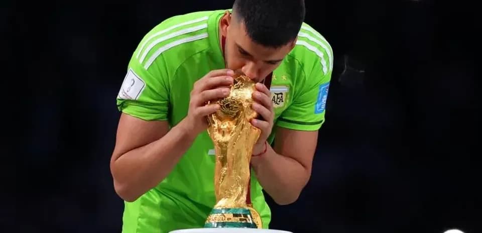 Gardien argentin embrassant le trophée de la Coupe du Monde
