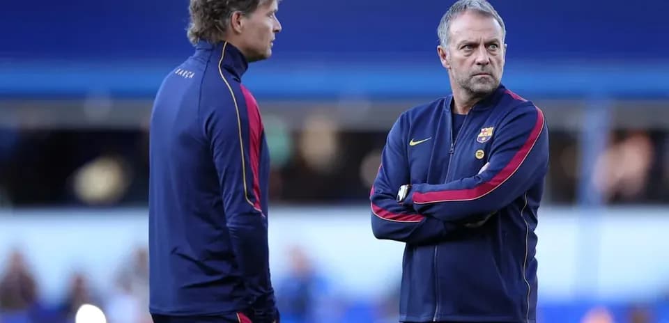 Deux entraîneurs discutant sur le terrain avant le match