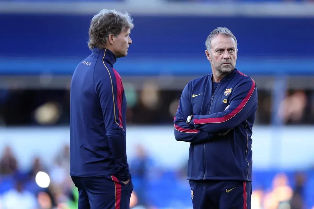 Deux entraîneurs discutant sur le terrain avant le match