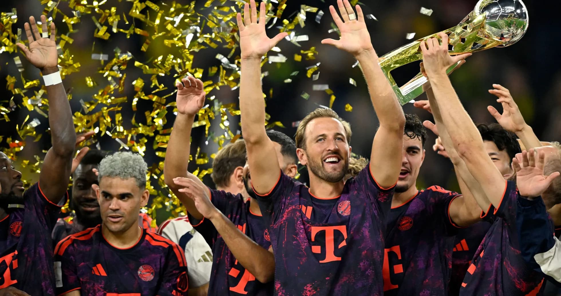 Joueurs de Bayern célébrant avec le trophée