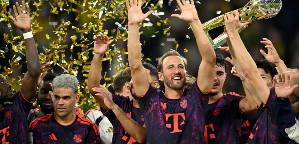 Joueurs de Bayern célébrant avec le trophée
