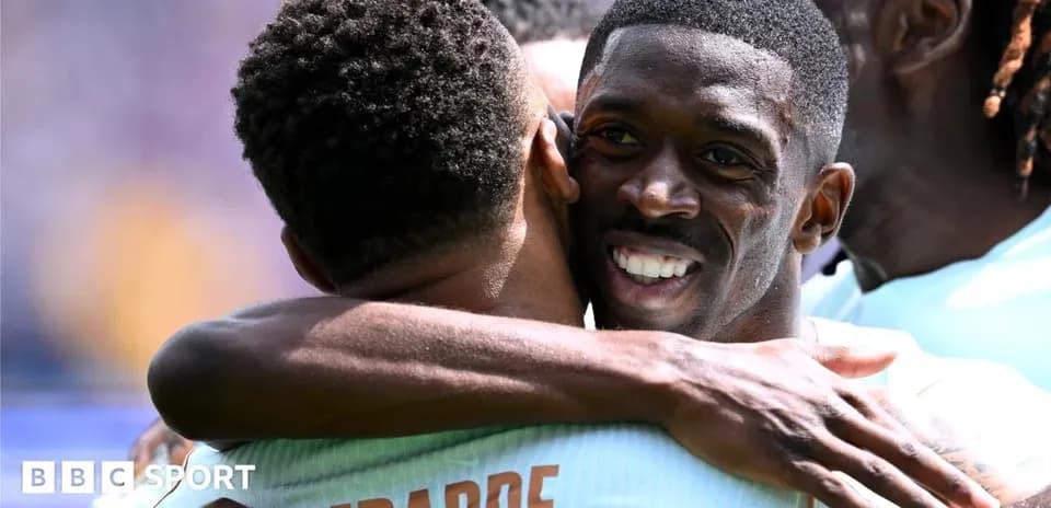 Joueurs célébrant ensemble après un but marqué
