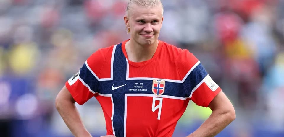 Joueur norvégien en maillot rouge sur le terrain