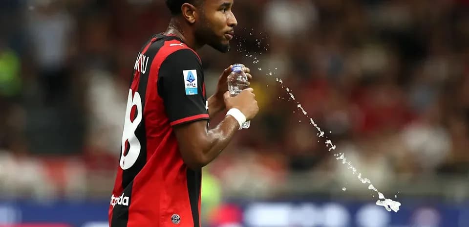 Joueur buvant de l'eau pendant un match