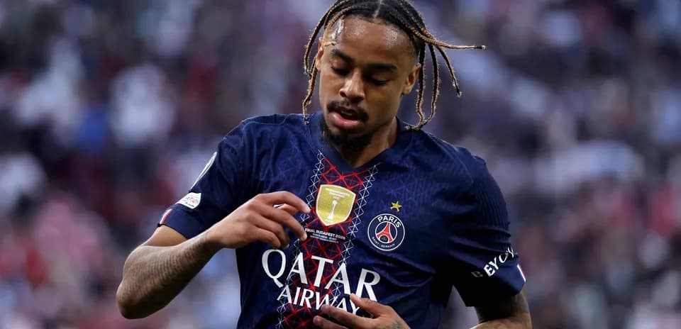 Joueur de PSG touchant son maillot pendant le match