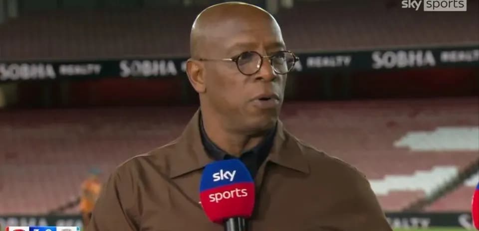 Analyste parlant en direct depuis le stade
