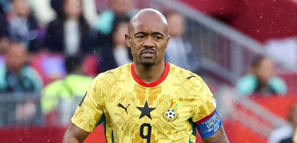 Joueur de football en maillot jaune du Ghana