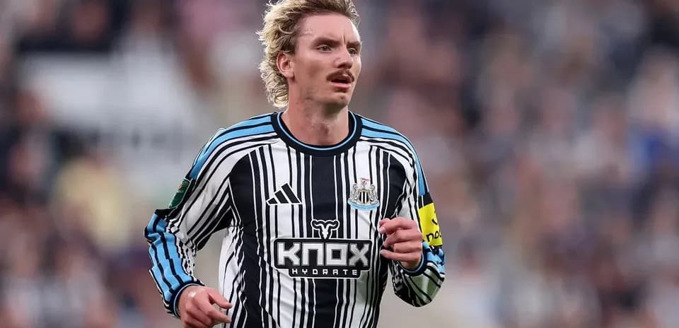 Joueur de Newcastle courant sur le terrain