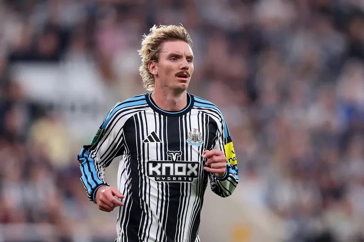 Joueur de Newcastle courant sur le terrain