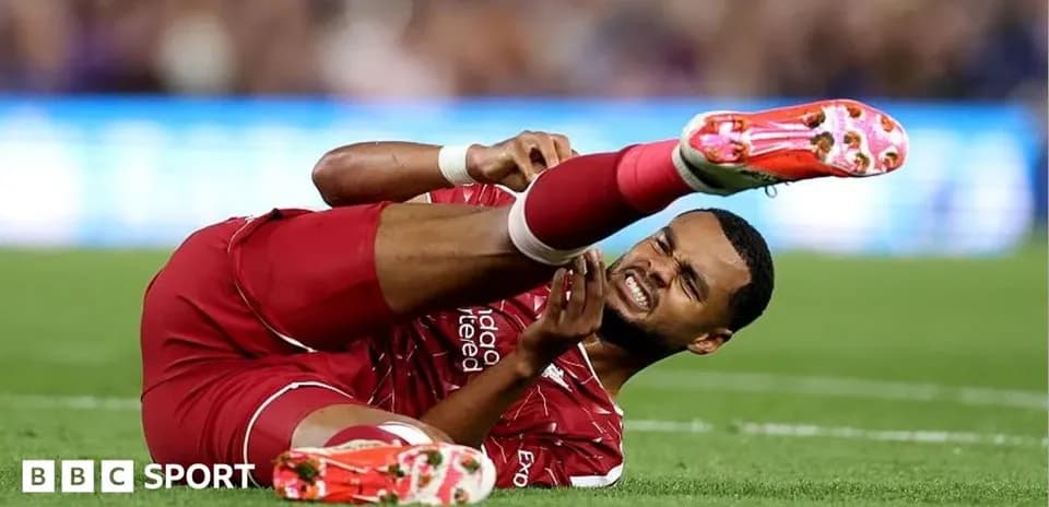 Joueur de Liverpool blessé au sol sur le terrain