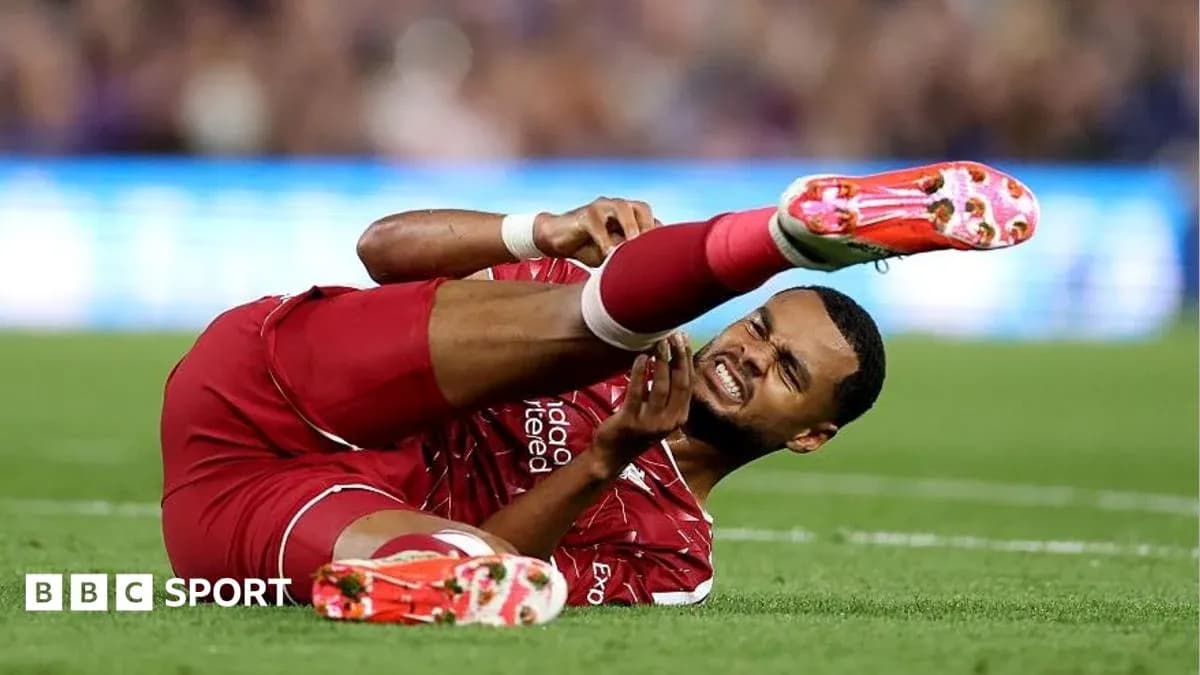 Joueur de Liverpool blessé au sol sur le terrain