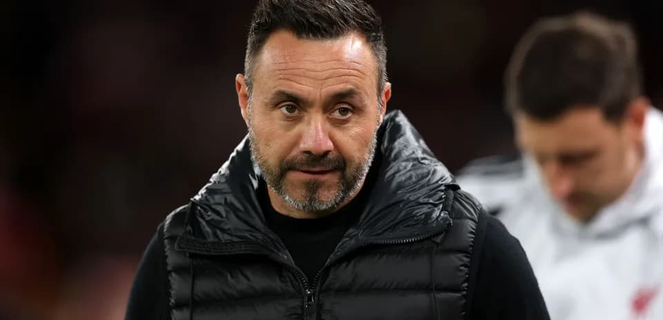 Entraîneur observant le match depuis le bord du terrain