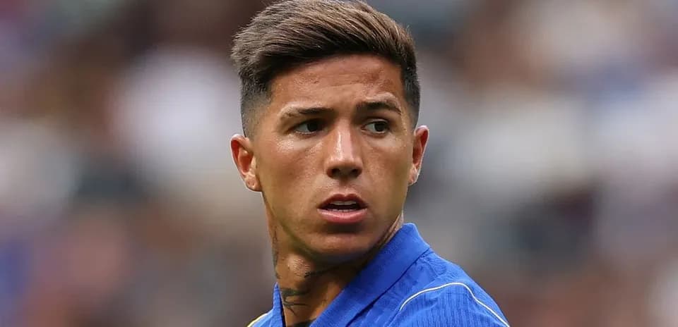 Joueur en uniforme bleu regardant sur le terrain
