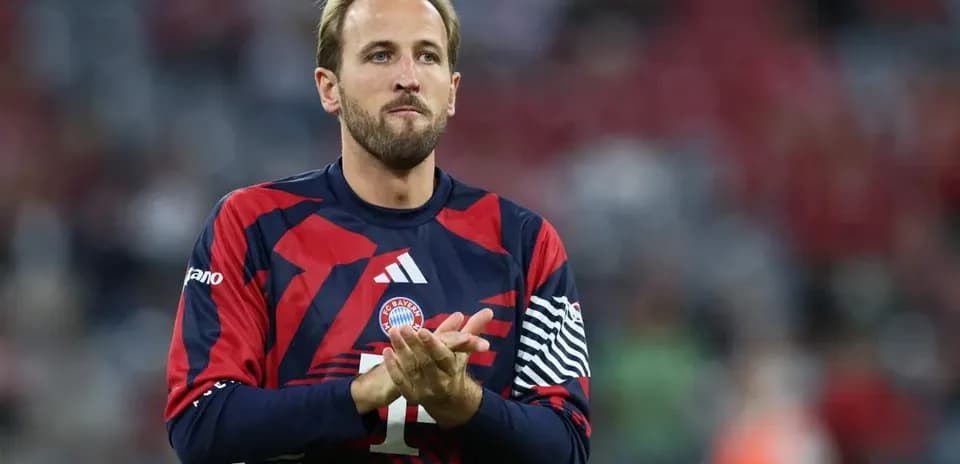 Joueur applaudissant avant le match avec Bayern Munich