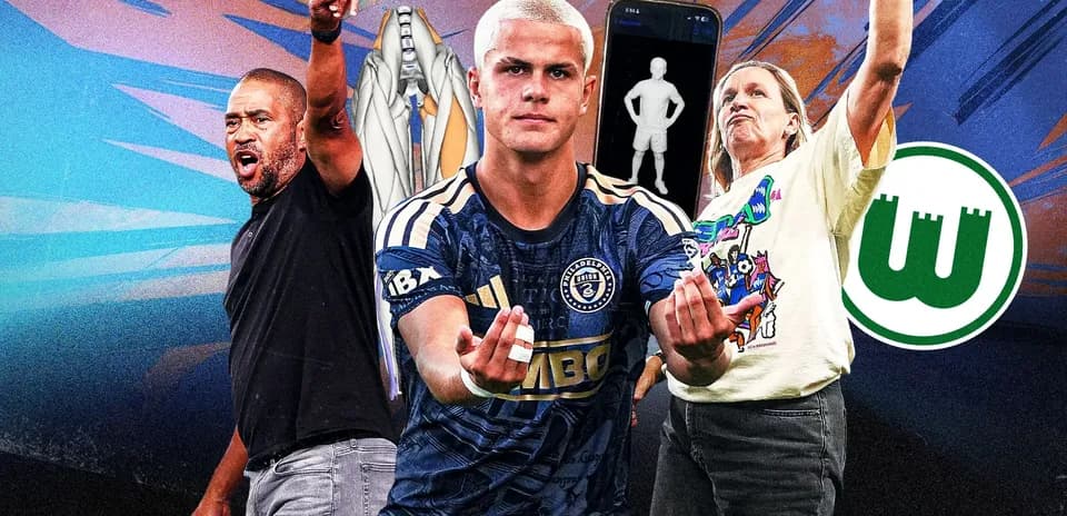Trois personnes célébrant des moments de football