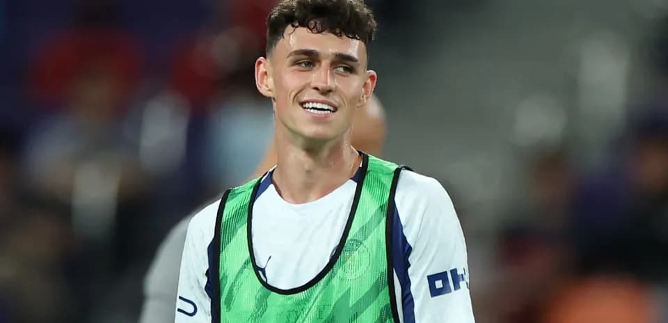 Joueur souriant en maillot d'entraînement sur le terrain