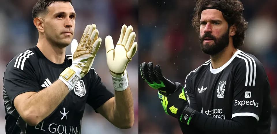 Deux gardiens de but applaudissant avant le match
