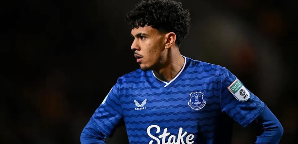 Joueur d'Everton portant le maillot bleu sur le terrain