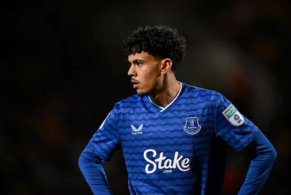 Joueur d'Everton portant le maillot bleu sur le terrain