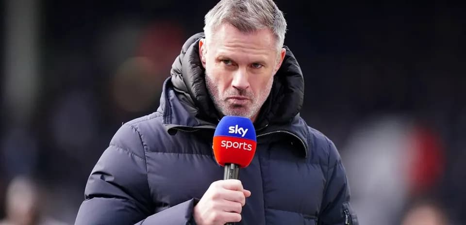 Commentateur tenant un micro Sky Sports en direct