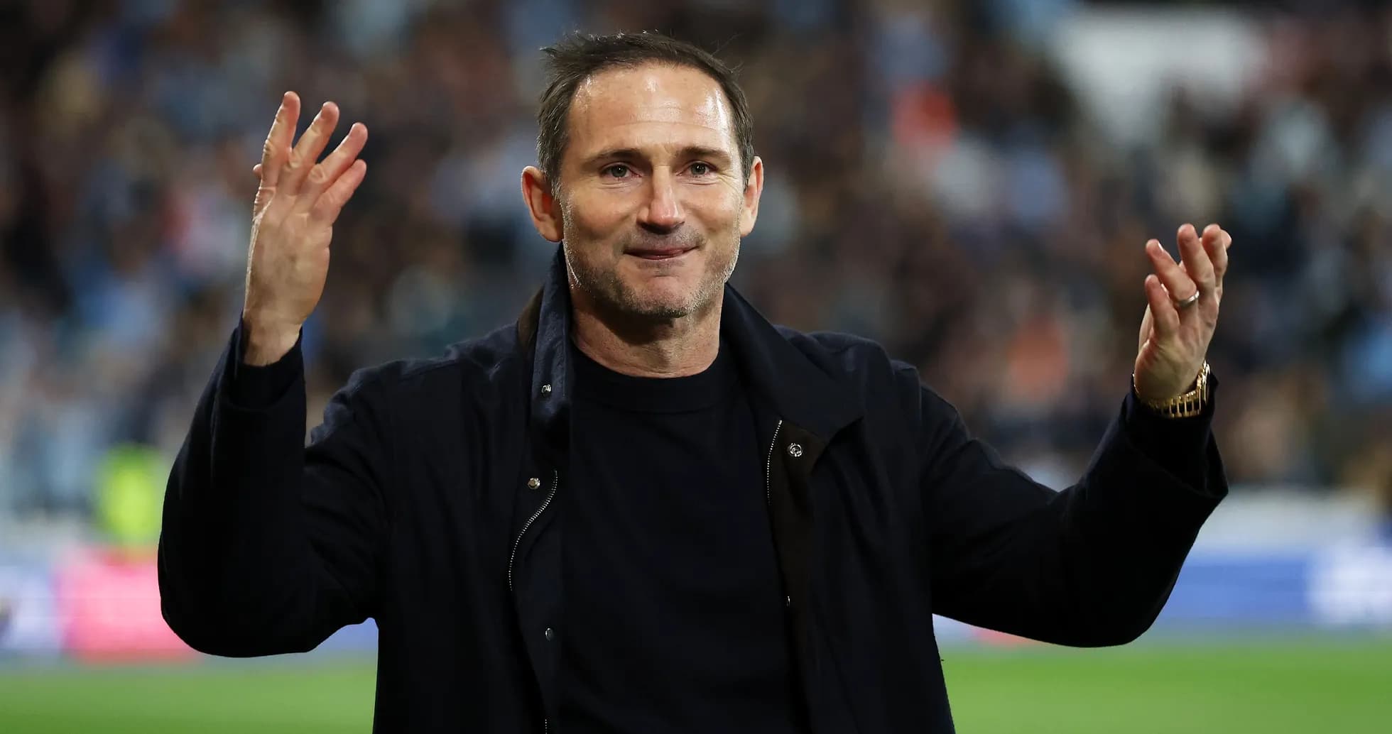 Entraîneur saluant les supporters après le match