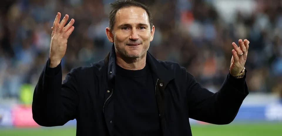 Entraîneur saluant les supporters après le match