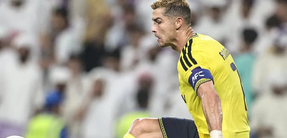 Joueur en maillot jaune dribblant lors d'un match