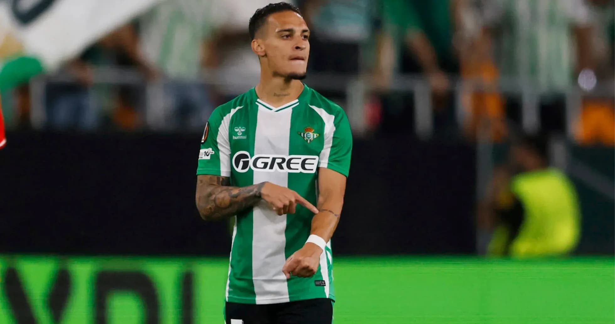 Joueur de Real Betis montrant son maillot