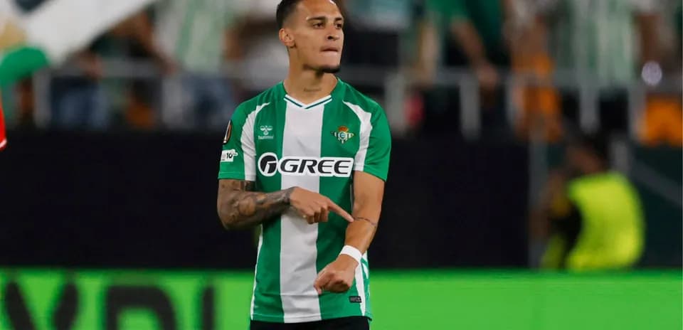 Joueur de Real Betis montrant son maillot