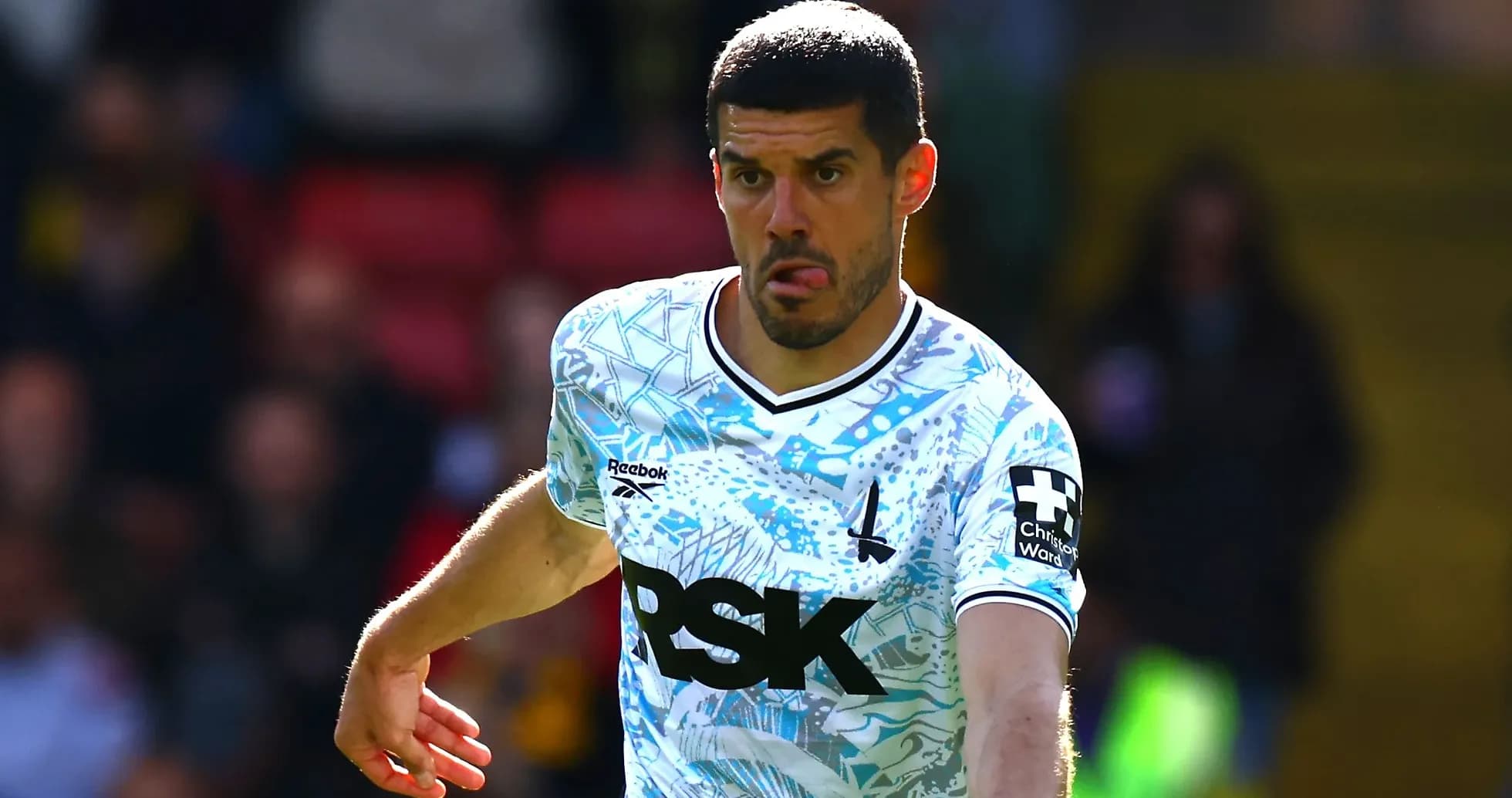 Joueur courant avec le ballon sur le terrain