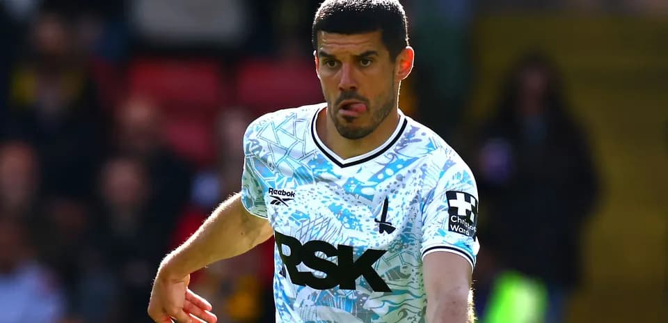 Joueur courant avec le ballon sur le terrain