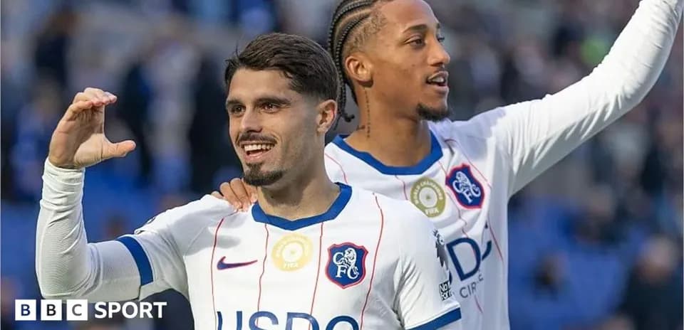 Joueurs célébrant après un match de football