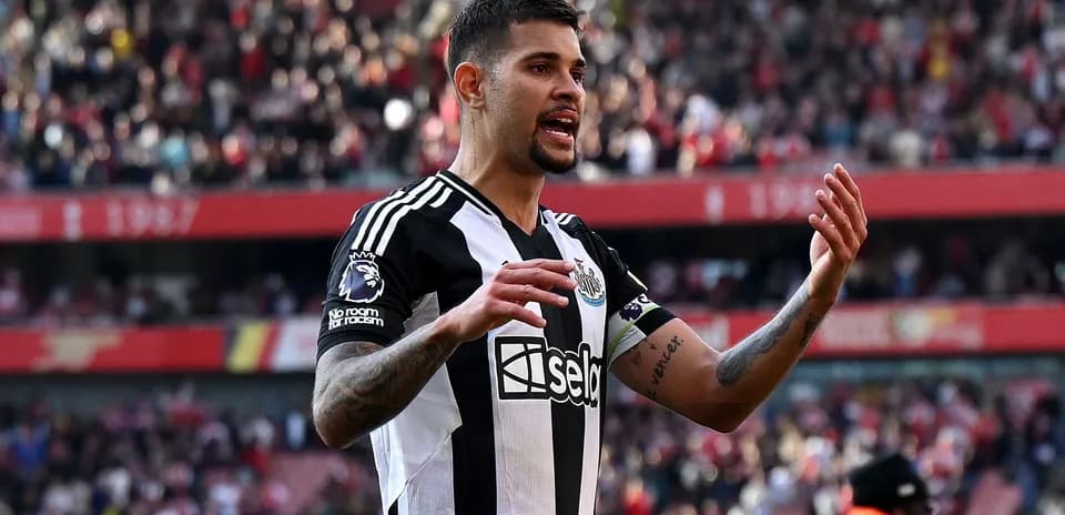 Joueur de Newcastle gesticulant sur le terrain