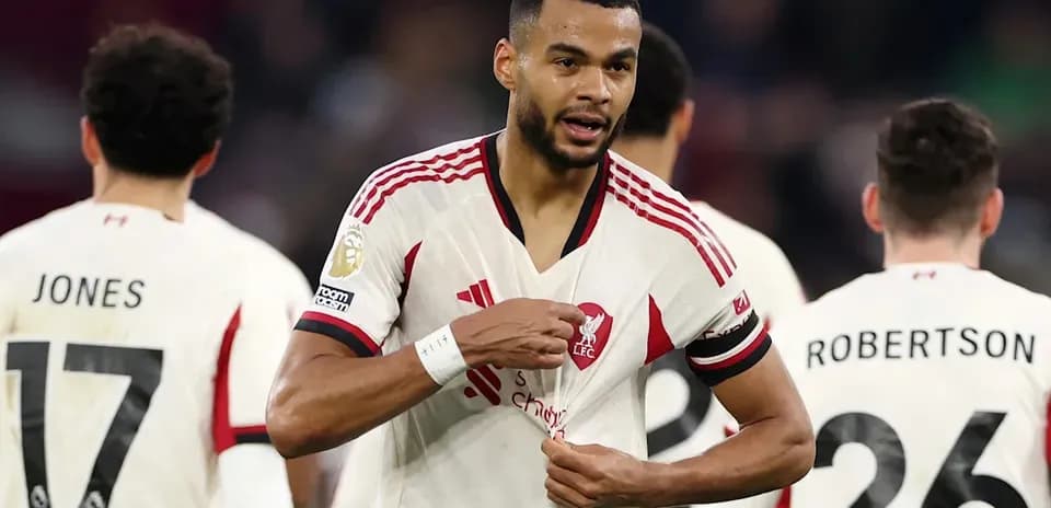 Joueur de Liverpool ajustant son maillot pendant un match