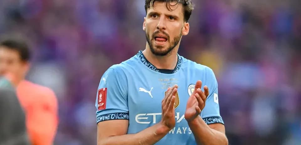 Joueur de Manchester City applaudissant après le match