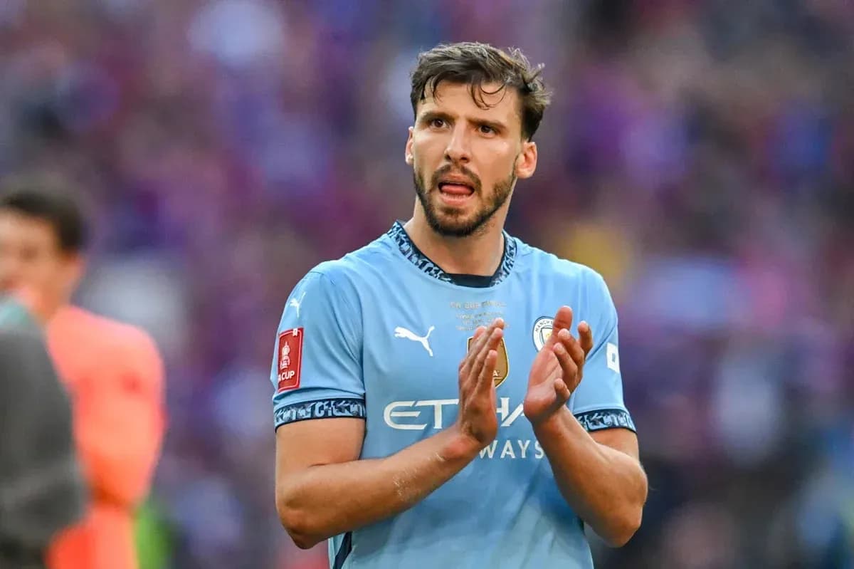 Joueur de Manchester City applaudissant après le match