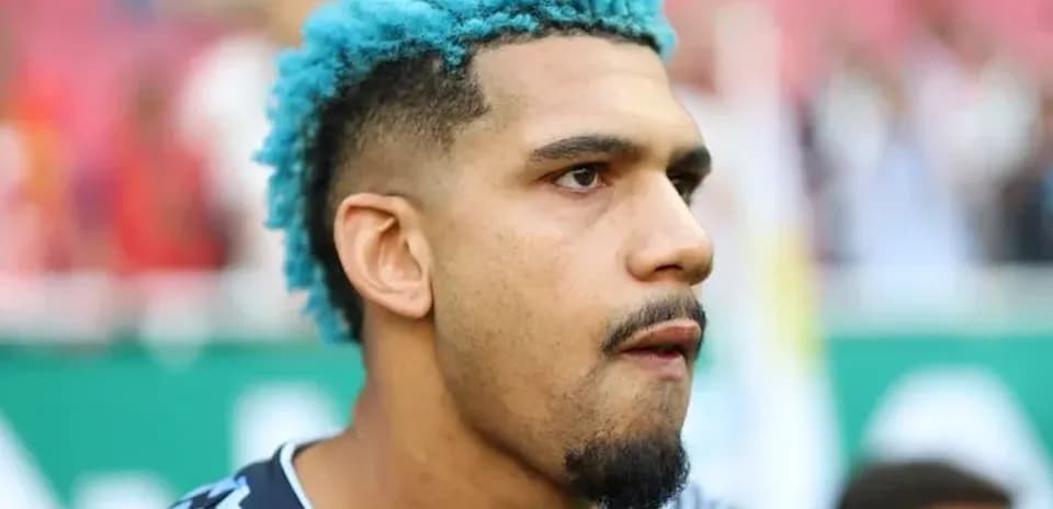 Joueur avec cheveux bleus avant le match