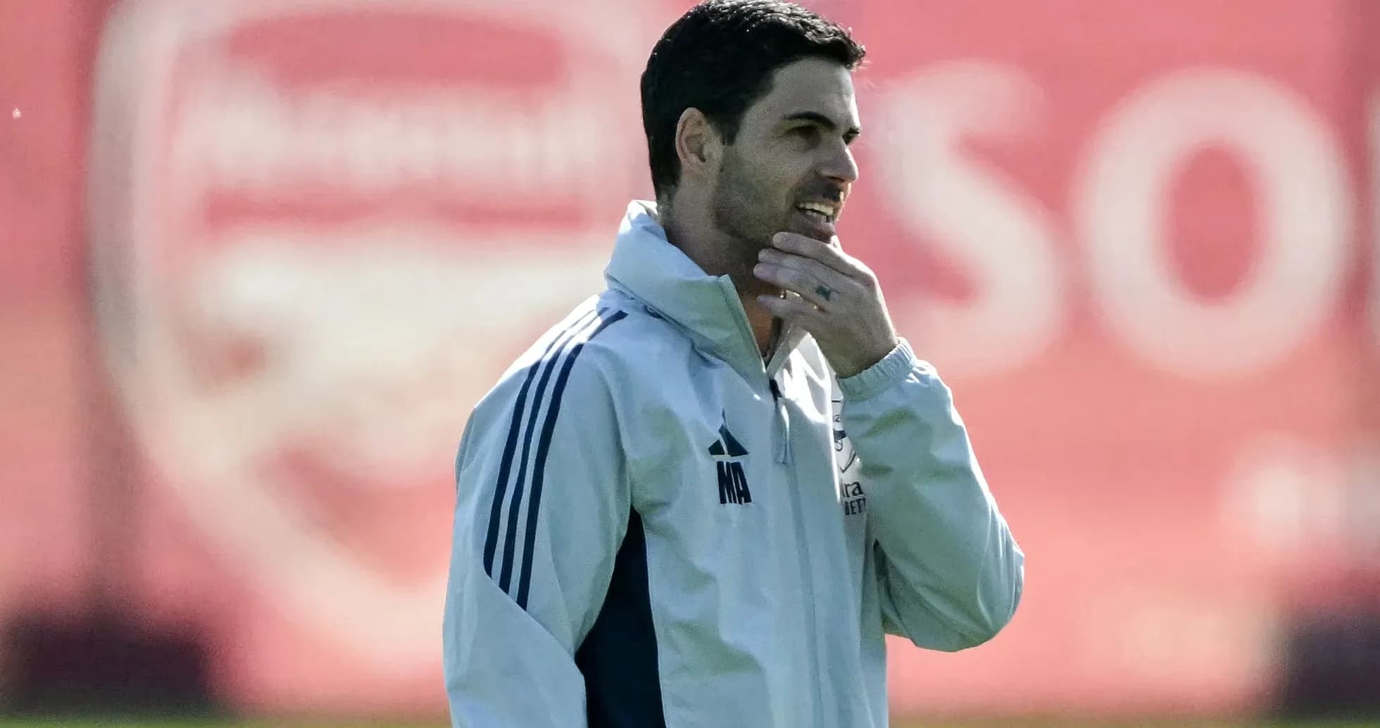 Entraîneur réfléchissant lors d'une séance d'entraînement