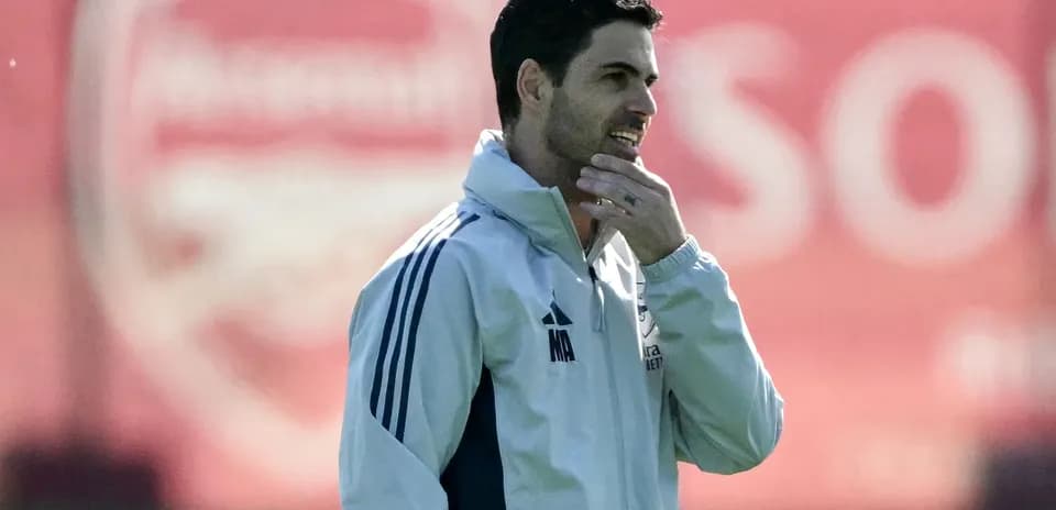 Entraîneur réfléchissant lors d'une séance d'entraînement