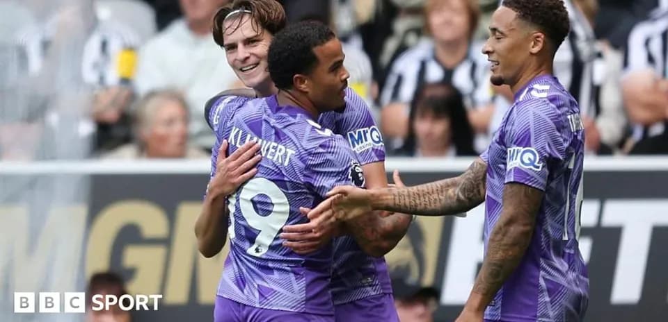 Joueurs célébrant un but sur le terrain