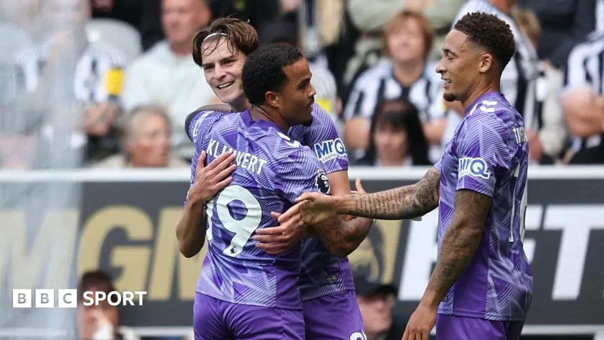 Joueurs célébrant un but sur le terrain